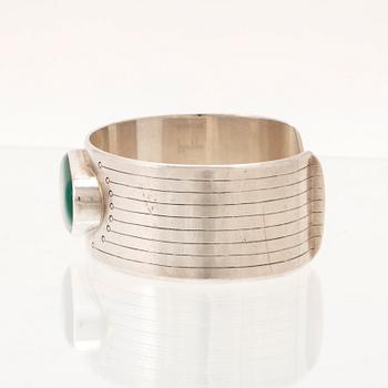 Armband i silver med cabochonslipad krysopras av Ingemar Anderson, Västervik 1962.