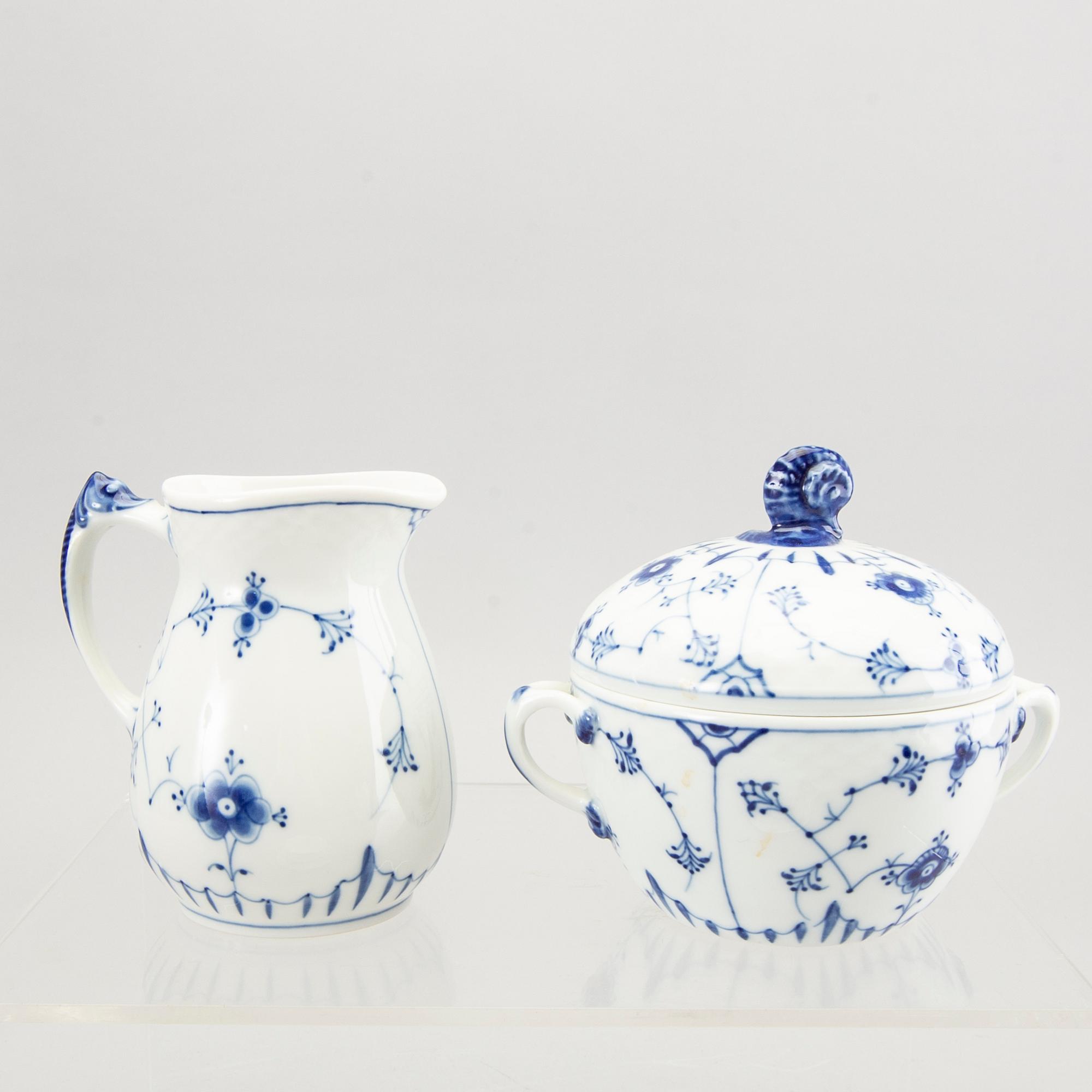 A 26 pcs Musselmalet tea service  from Bing & Gröndahl Denmark later part of the 20th century.