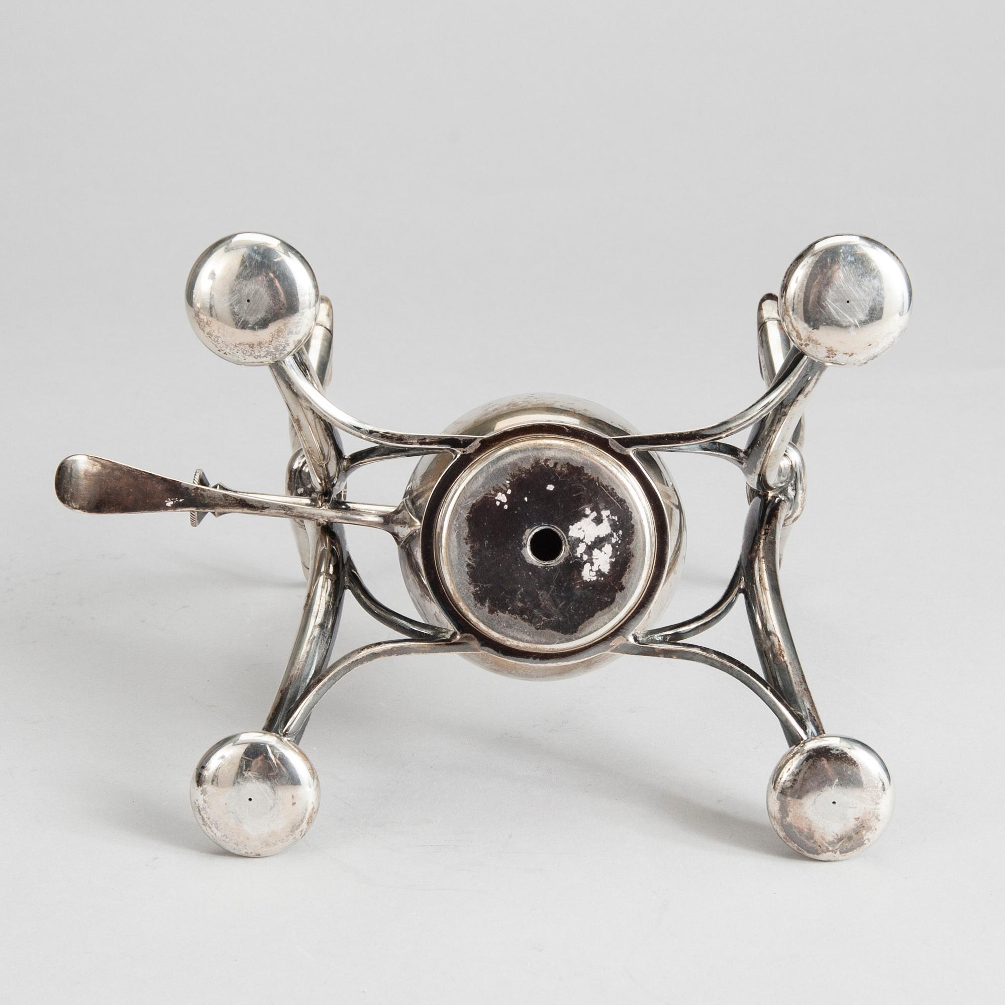 TEKANNA MED RECHAUD, silver, K. Andersson, Stockholm 1905. Vikt 1493 g.