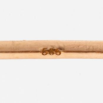 A pair of earrings in 14K gold with cultured coloured freshwater pearls and round brilliant-cut diamonds.