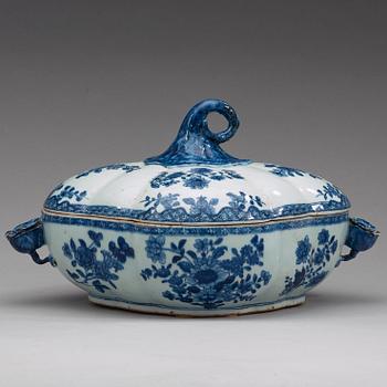 A Chinese blue and white export porcelain pumpkin-form tureen with cover and tray, Qing dynasty, Qianlong (1736-1795).