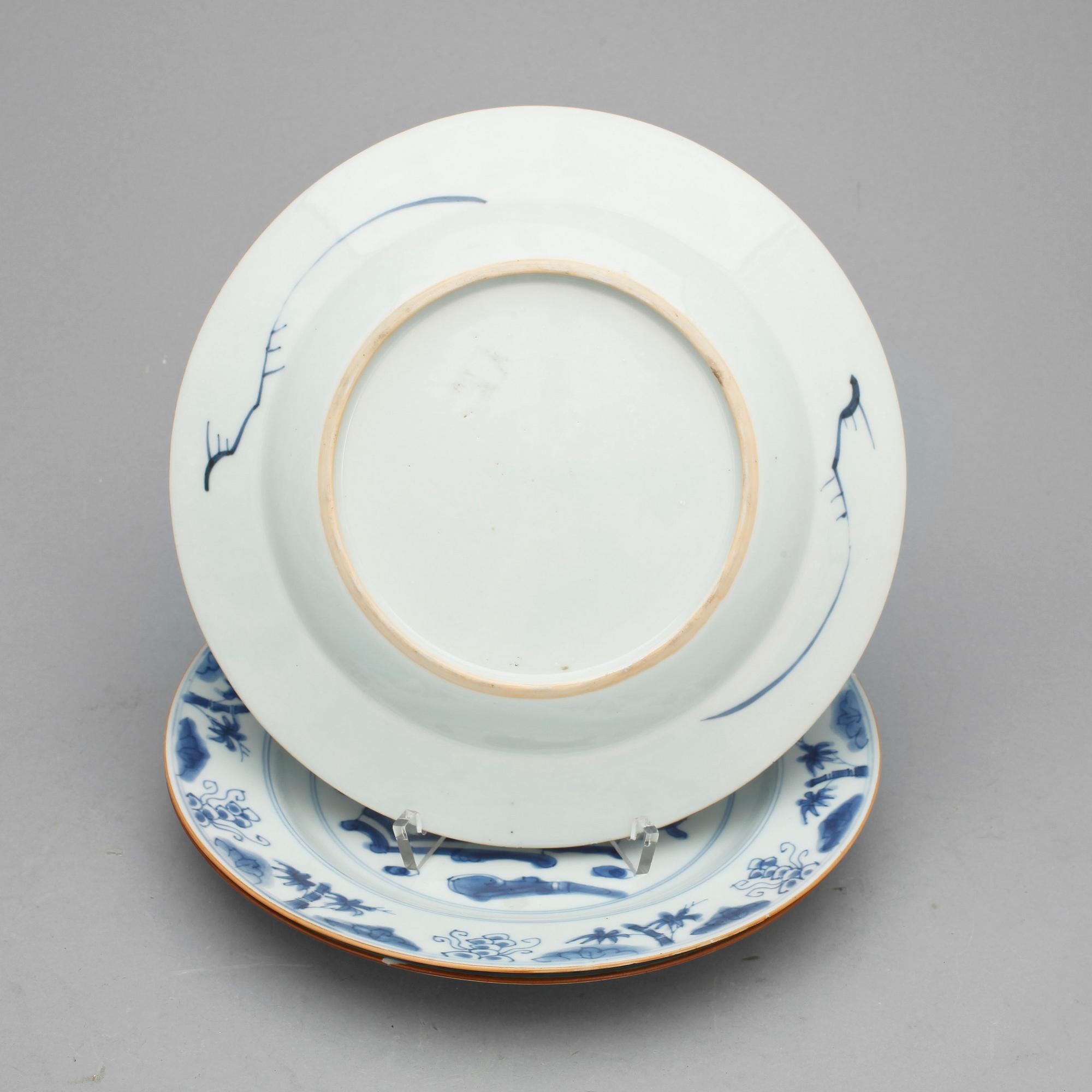 STEKFAT samt TALLRIKAR, 4 delar, porslin, Qing dynastin, Kangxi resp Qianlong, 1700-tal.