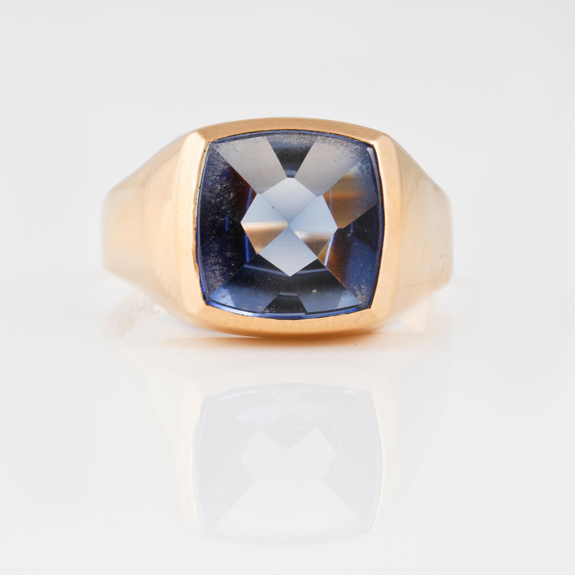 RING, 18K guld  med checkerslipad syntetisk blå safir. Vikt 5,4 gram.