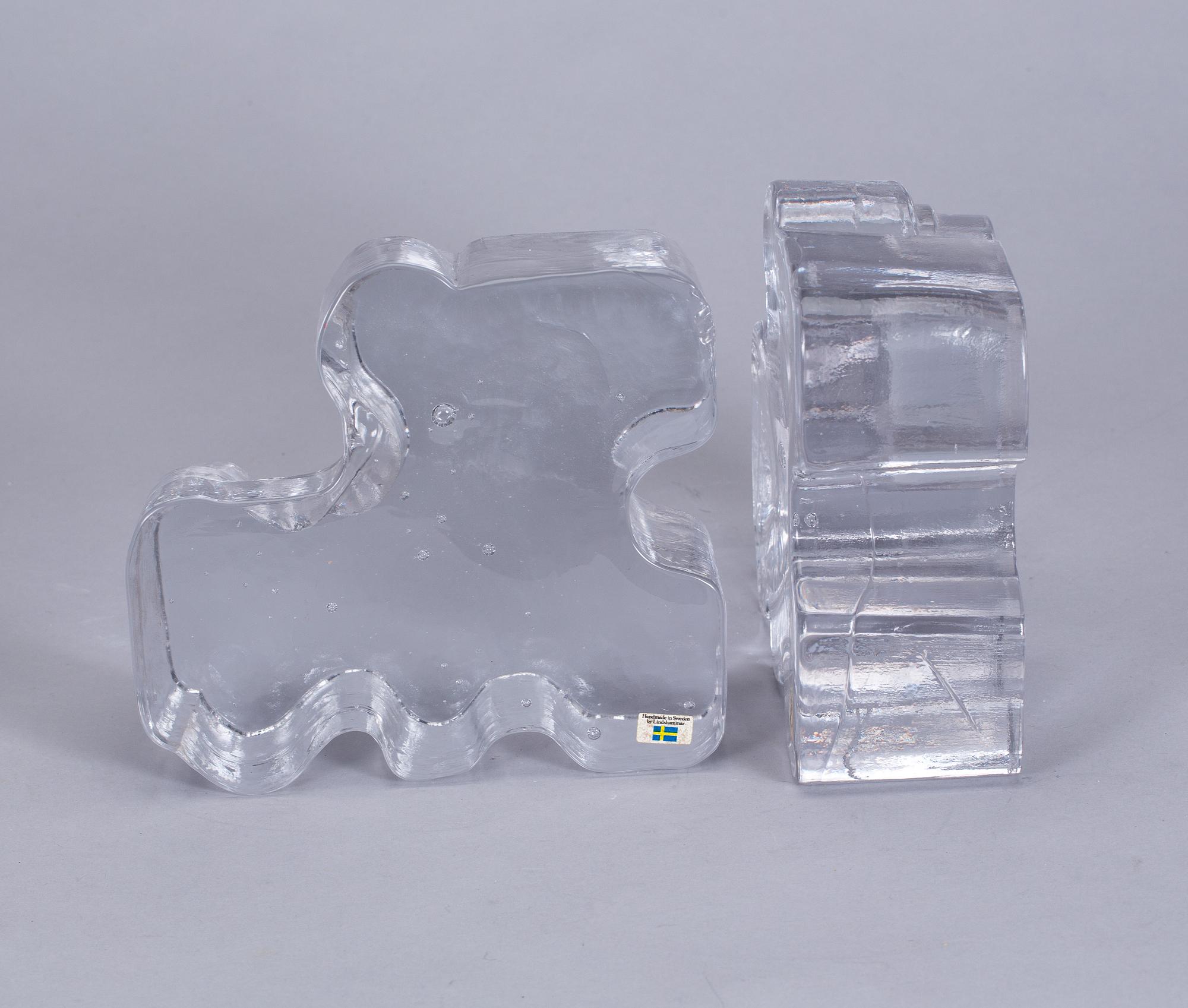 SKULPTURER/BOKSTÖD, 2 st, glas, Edvin Öhrström, Lindshammar glasbruk, osignerade.