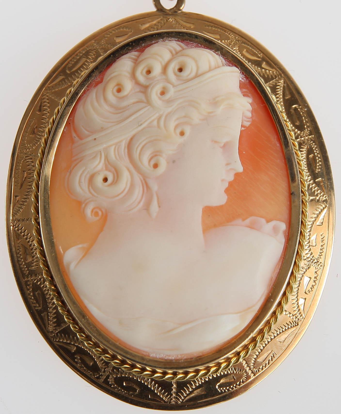 HÄNGE MED KEDJA, CAMÉ. 18K guld 1952.