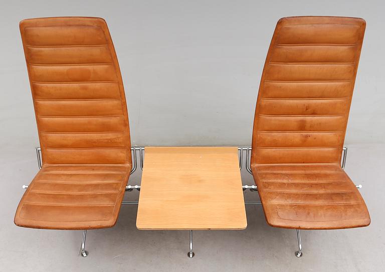 FÅTÖLJER 1 PAR SAMT BORD, "SAS Chair Series", Fritz Hansen, 1982.