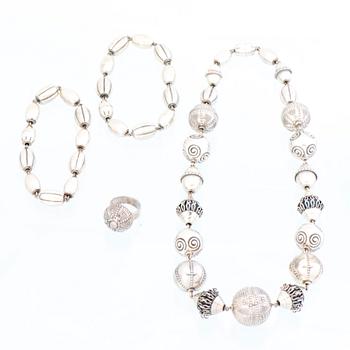 KAULAKORU, RANNEKORUJA, 2 kpl, ja SORMUS, "Halikon Kääty", hopeaa. Kalevala Koru 1972-83.