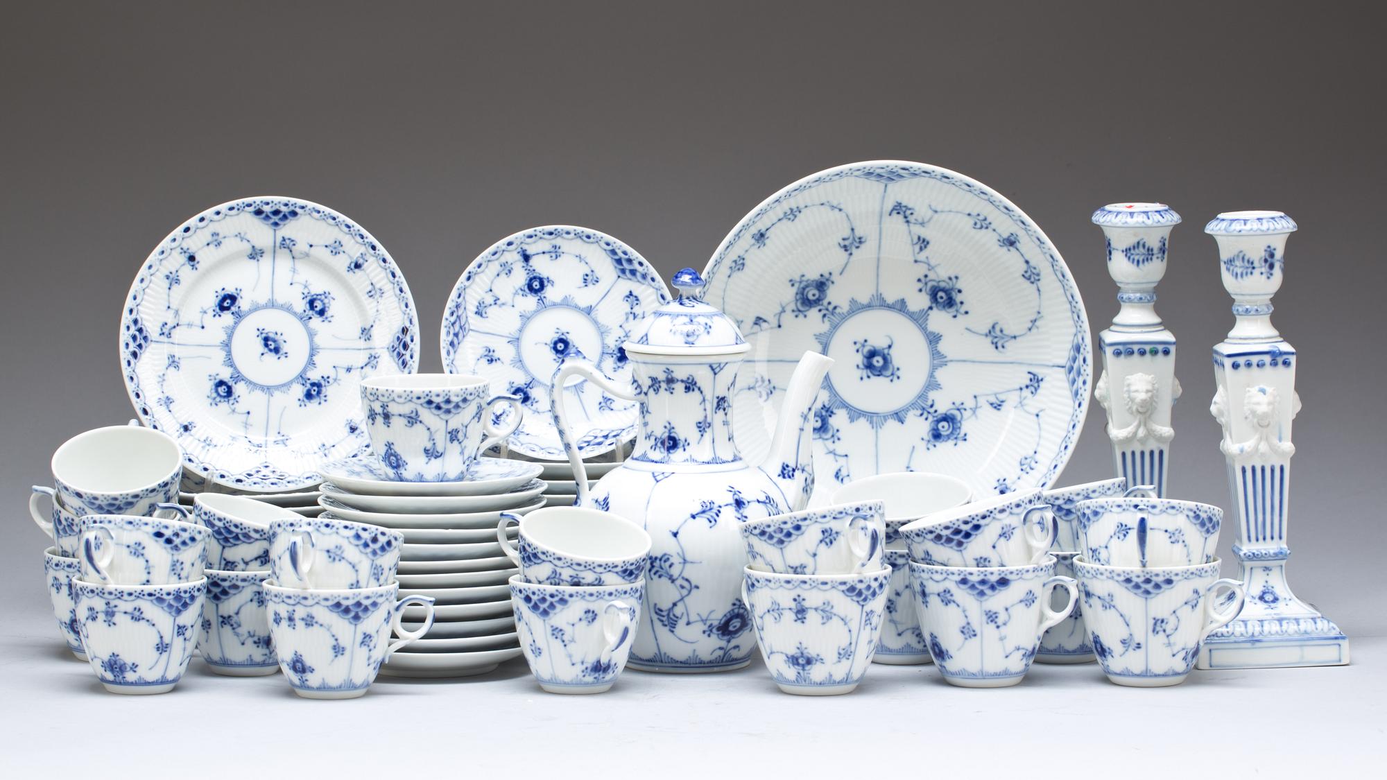 KAFFE- och MOCKASERVIS , 37 delar."Musselmalet", Royal Copenhagen.