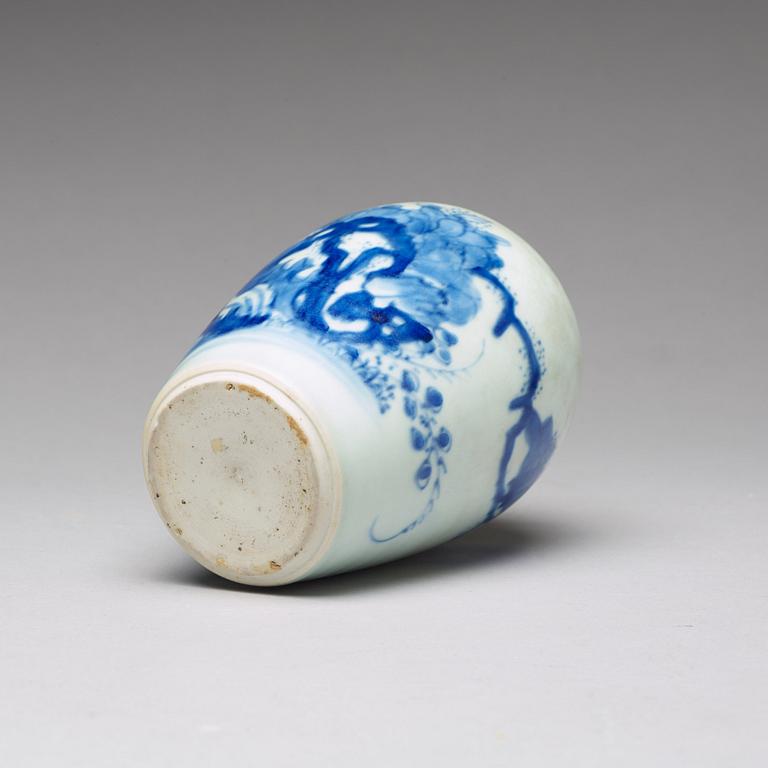 A blue and white Transitional vase, 17th Century.