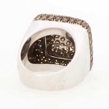 A RING, brown and colourless diamonds, 18K white gold. Gio, Italy.