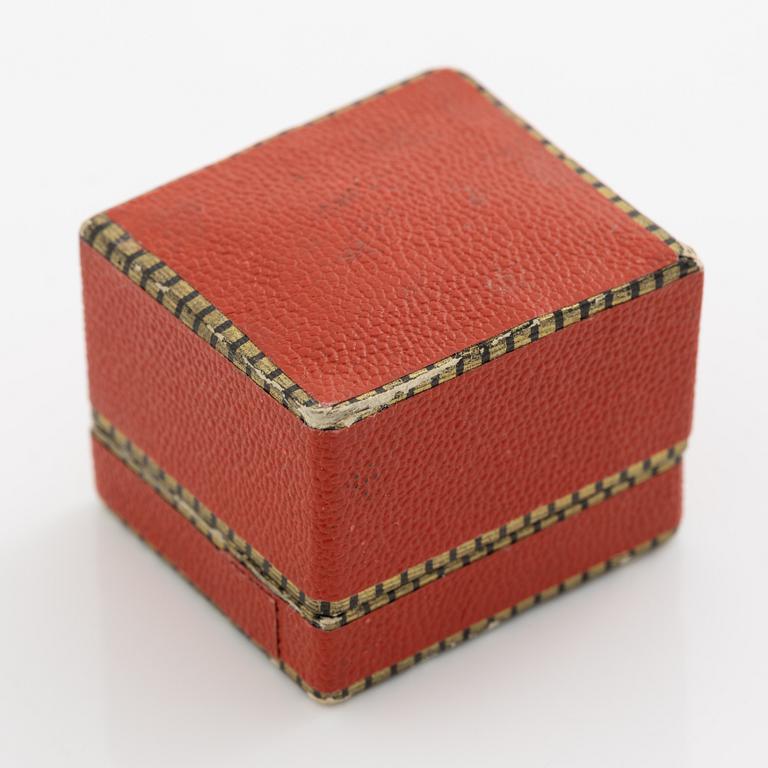 Ring in 18K gold set with a faceted synthetic ruby and eight-cut diamonds.