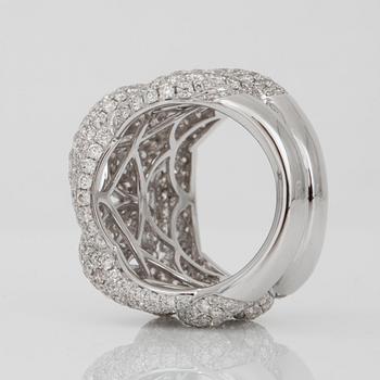 A diamond ring, 5.28 cts according to engraving.