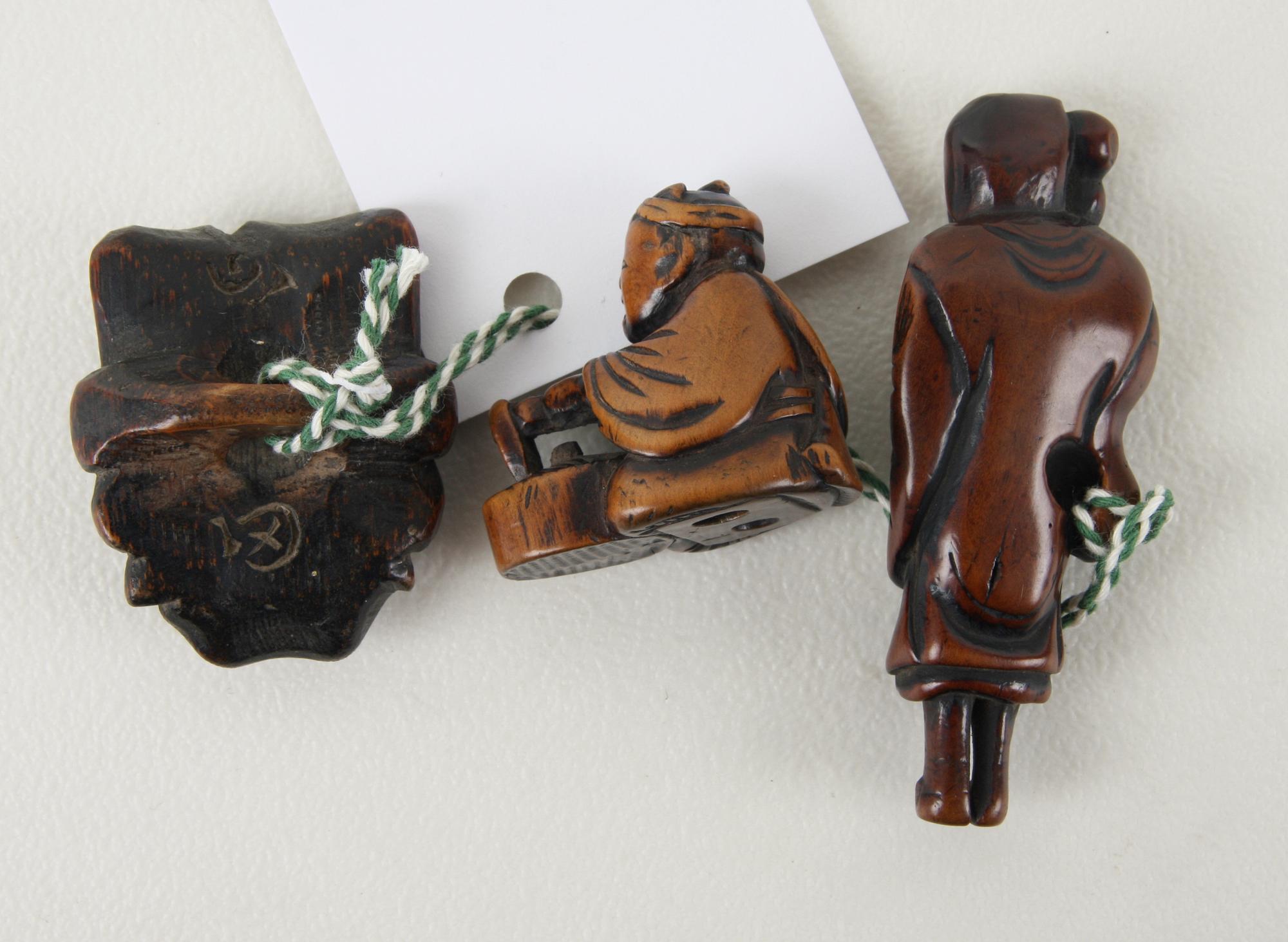 NETSUKES, 3 st, trä. Japan. 1800/1900-tal.