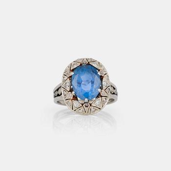 644. A sapphire, circa 5.00 cts, and old-cut diamond ring.