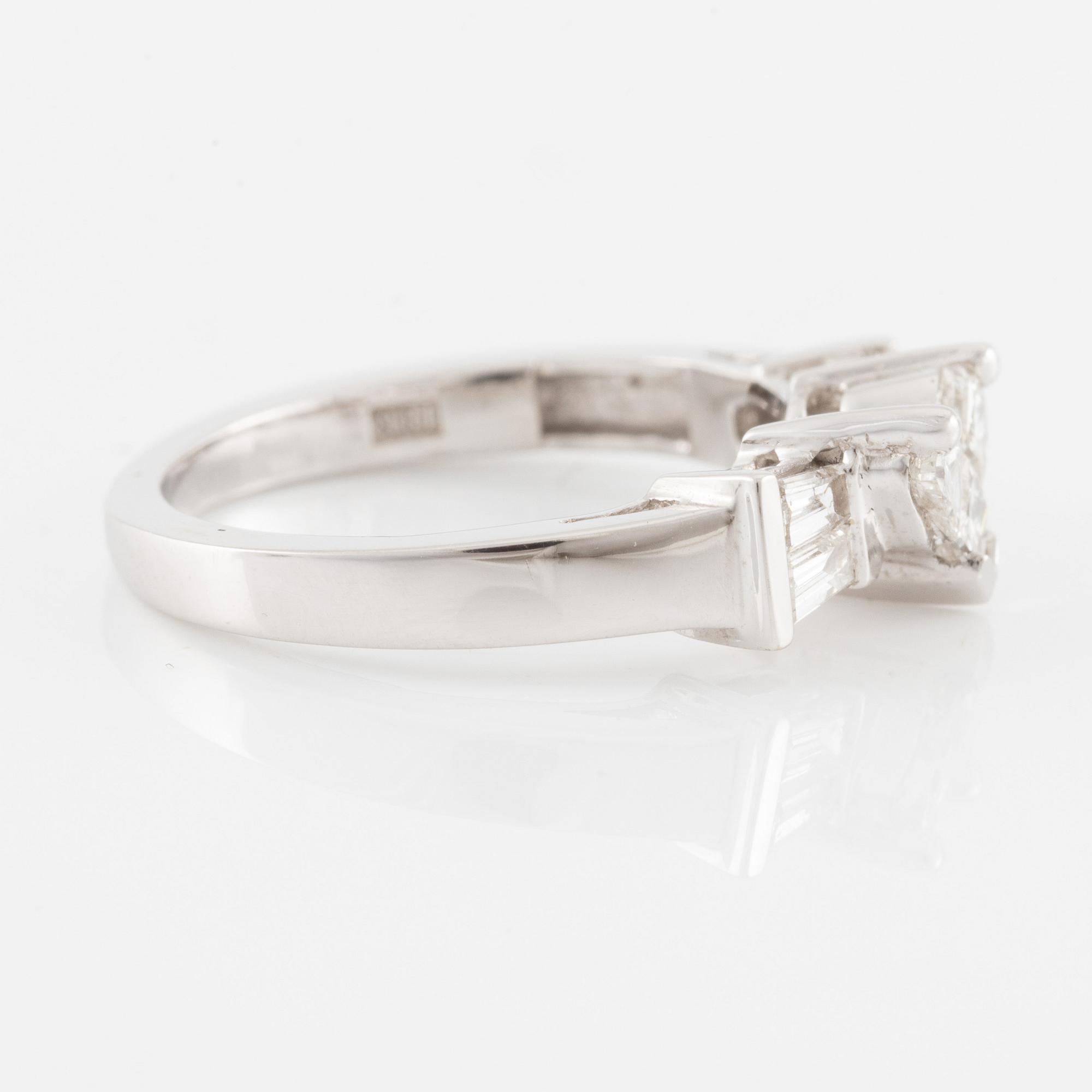 Ring 18K gold with diamonds in various cuts.