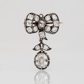 A Victorian old-cut diamond brooch. Total carat weight circa 16.00 cts. The brooch can be worn in several different ways.