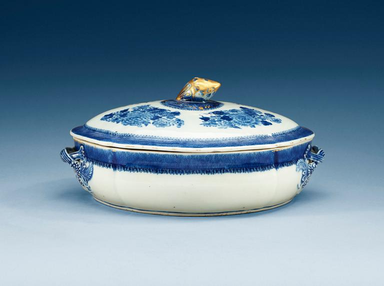 A blue and white "Fitz Hugh" tureen with cover. Qing dynasty, Jiaqing (1796-1820).