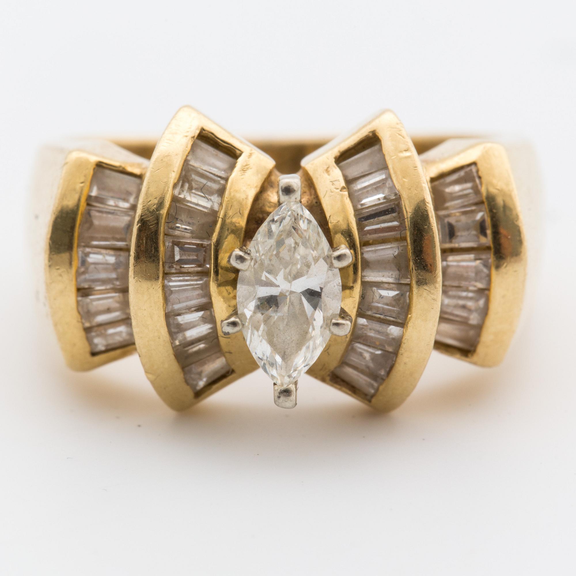 A ca 0.55 ct marquise-cut diamond ring with baguette-cut diamonds.