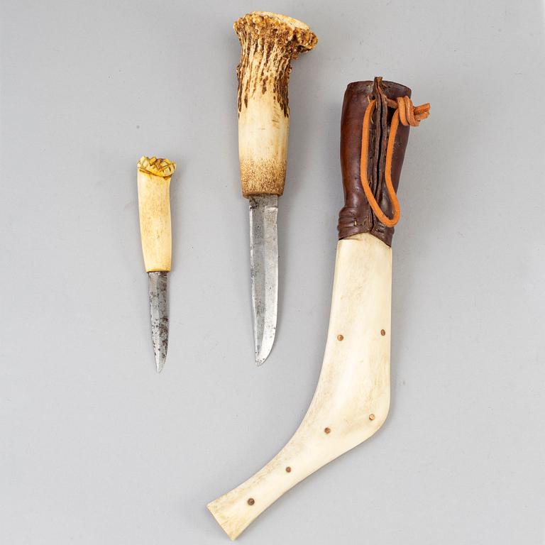 A double Sami reindeer horn knife, dated 1923.