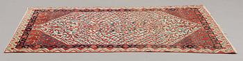 MATTO, a semi-antique Sarouk probably, ca 193 x 141,5 cm (as well as one end with 1 cm flat weave).