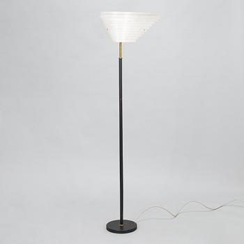 Alvar Aalto, 'Angel wing'  floor light model A 805, manufactured by Valaisinpaja Oy, late 20th century.