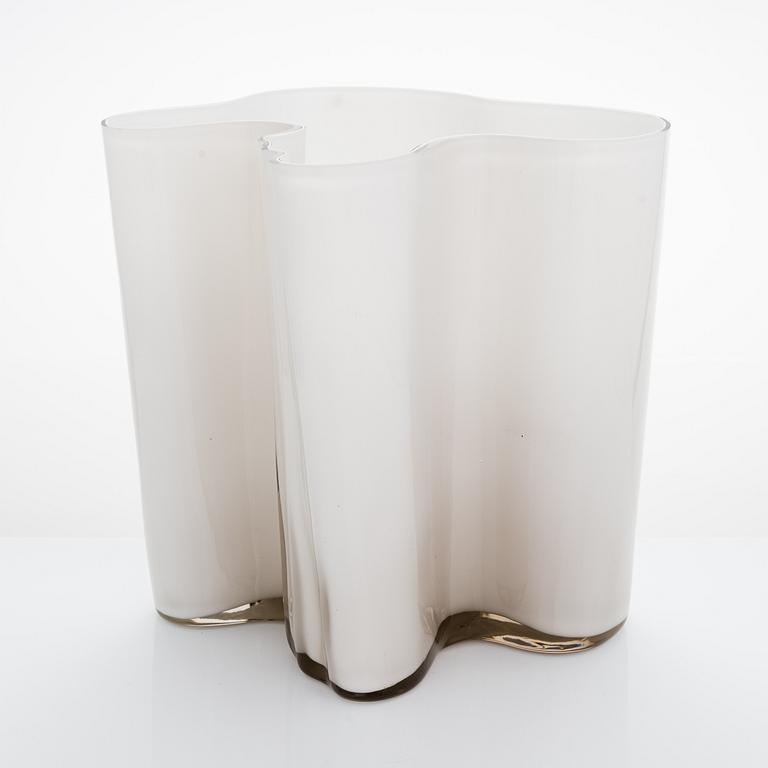 Alvar Aalto, maljakko, malli 3031 signeerattu Alvar Aalto. Signeerattu väärällä mallinumerolla. 1950-luku.