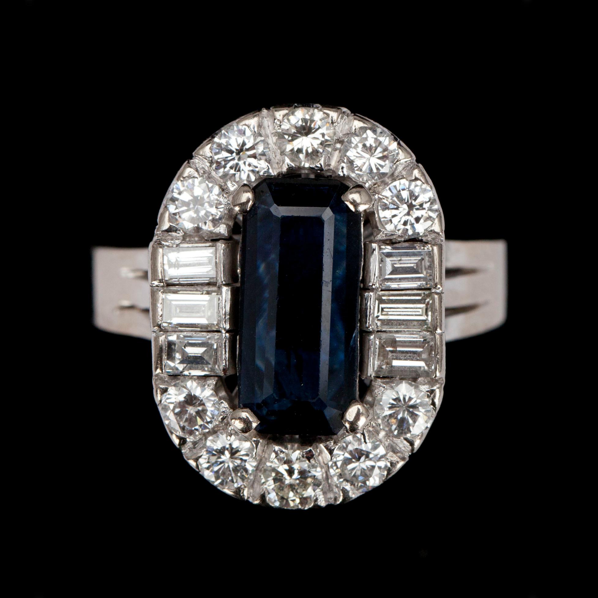 RING, vitguld 18K, safir 1,42 ct och diamanter tot. 1,42 ct. Vikt 35,2 g. Intyg.