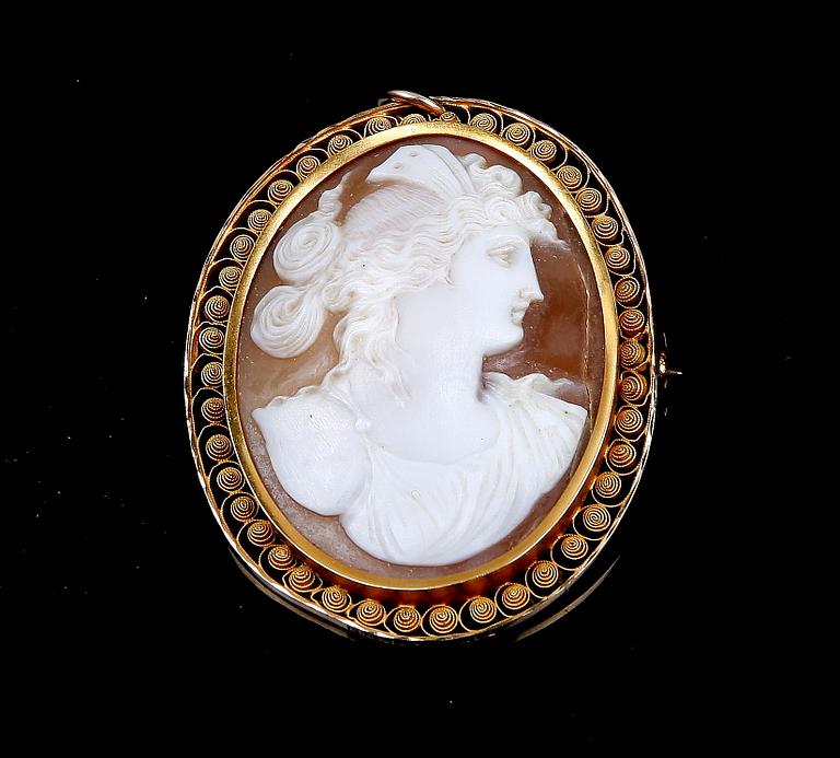 HÄNGE/BROSCH, snäckskalscamé och 18 K guld, Malmö, 1917.