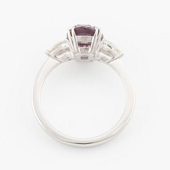 Ring in 18K gold with a pink faceted sapphire and round brilliant-cut diamonds.