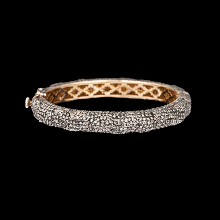 A brilliant cut diamond bangle, tot. app. 10 cts.