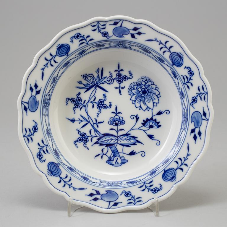 CRÈMEKOPPAR med LOCK och FAT, 12 st, BÄRTALLRIKAR, 12 st, samt DJUP TALLRIK, porslin, Meissen, 1900-tal.