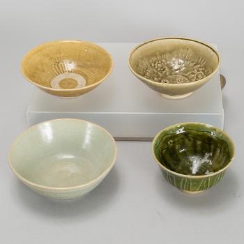 A group of four Southeast asian ceramics, 17th/18th century.