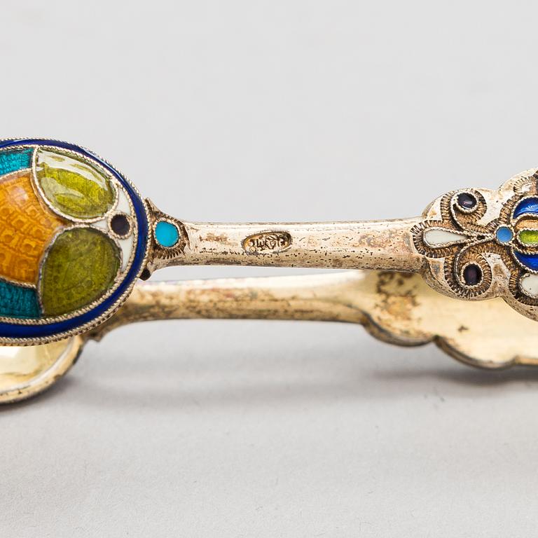 A cloisonné enamelled gilt silver sugar tong, maker's mark AK, Moscow, Russia eraly 20th century.