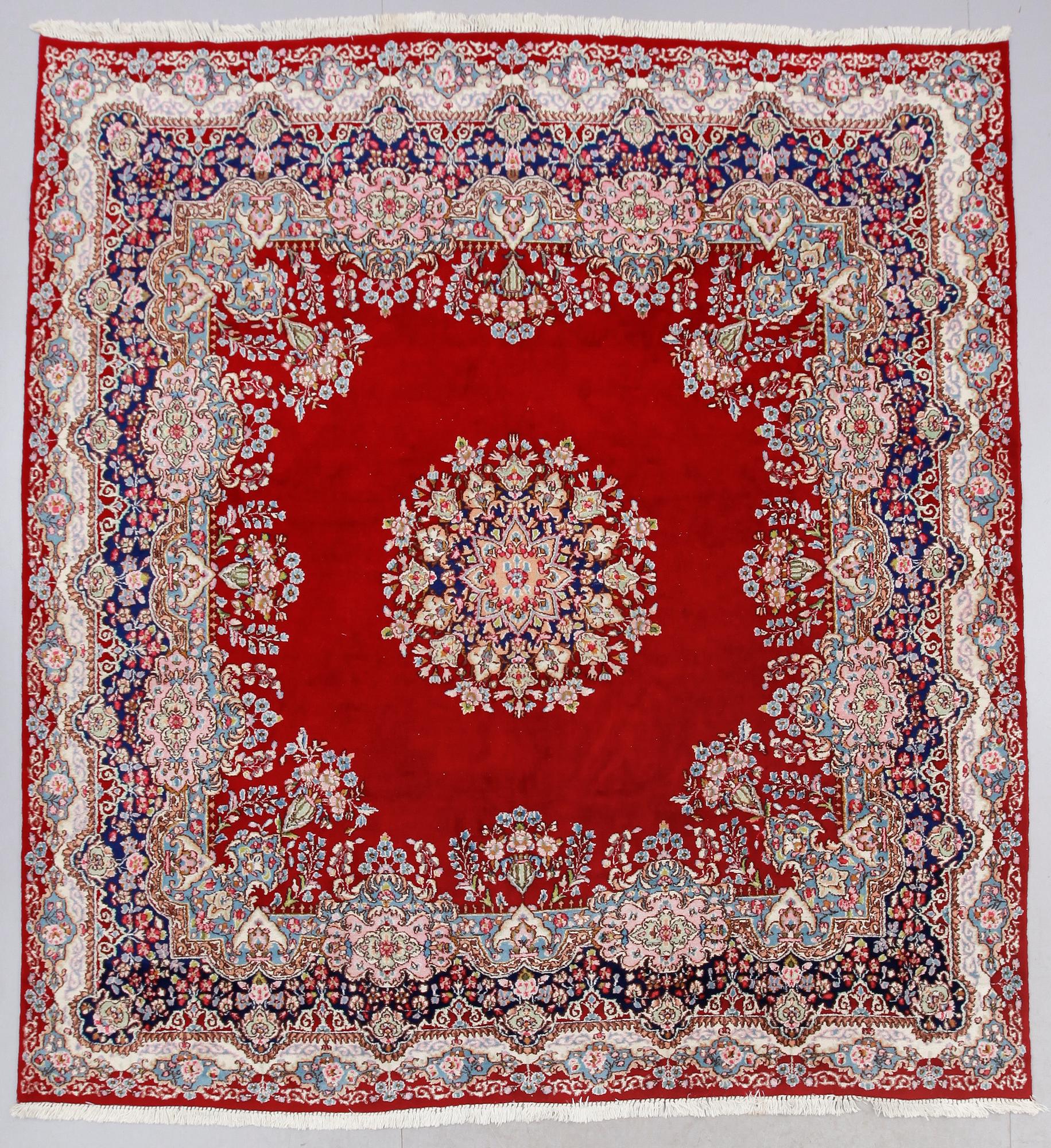 MATTA, orientalisk. Ca 282 x 264 cm.