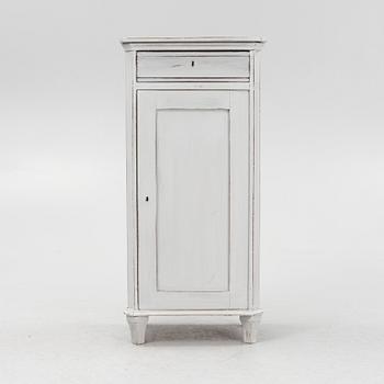 Skåp, omkring år 1900.