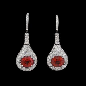 934. A pair of spessartite garnet, tot. 13.30 cts, and brilliant cut diamond earrings, tot. 6.20 cts.