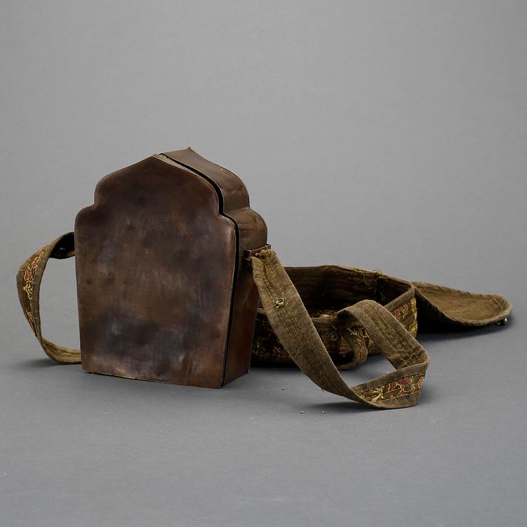 GADU/TALISMANHÅLLARE, koppar samt vitmetall, Tibet, 1900-tal.