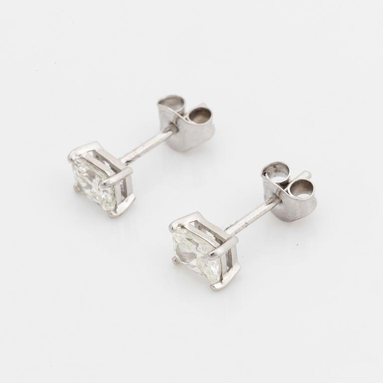 Örhängen med radiantslipade diamanter totalt 1,01 ct, med GIA dossier.