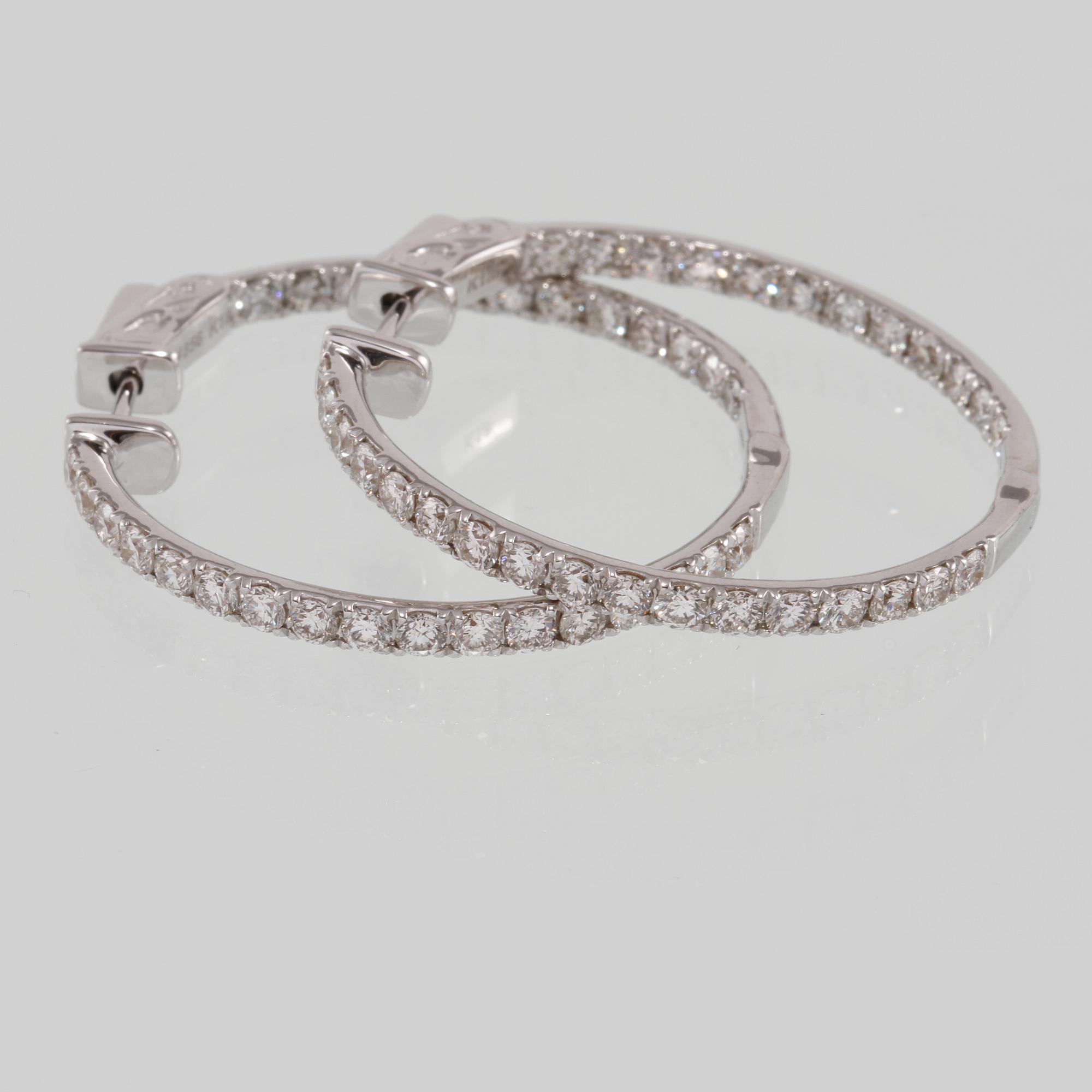 ÖRHÄNGEN, 18k vitguld med 58 briljantslipade diamanter, ca 1.86 ct. Vikt 7 g.