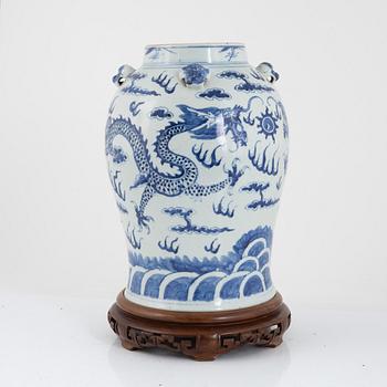 A large blue and white Chinese 'dragon' urn, Qing dynasty, 19th century.