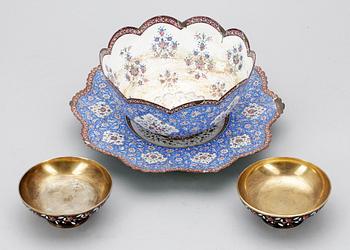 SKÅL MED FAT SAMT SKÅLAR, 2 st, emaljerad metall, Frankrike resp Ryssland, 1800/1900-tal.