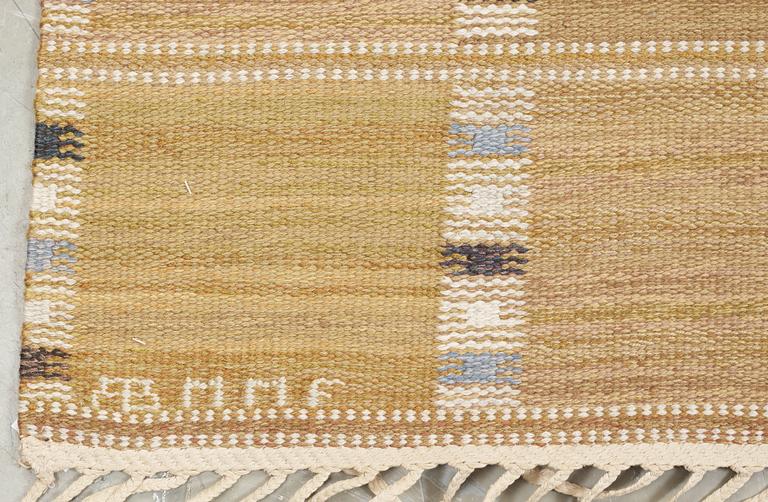 CARPET. "Falurutan, ljusbrun". Flat weave. 335 x 226,5 cm. Signed AB MMF BN.