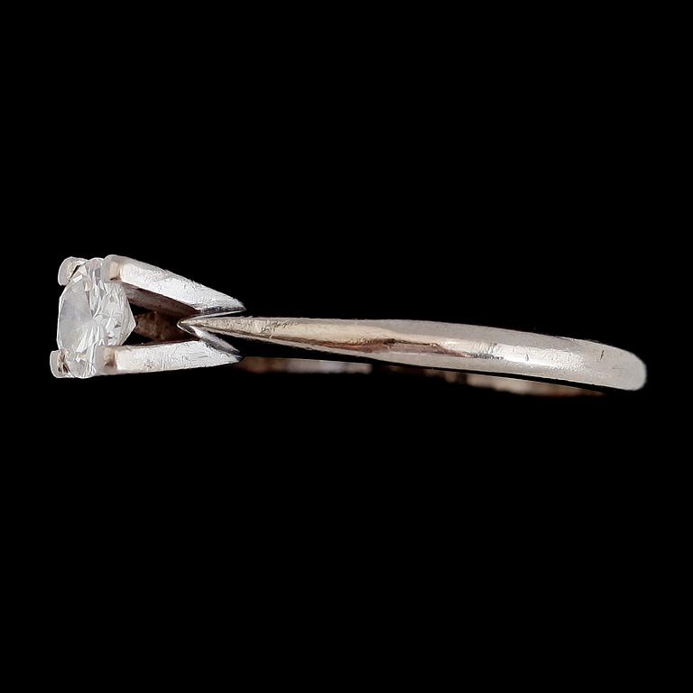 RING, 14K vitguld, briljantslipad diamant ca 0.60 ct. Vikt ca 3,7 g.