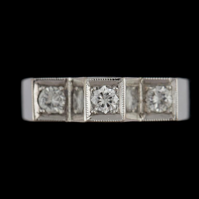 RING, 18k vitguld med briljantslipade diamanter, tot ca 0,3 ct. Vikt ca 5,9 gram.
