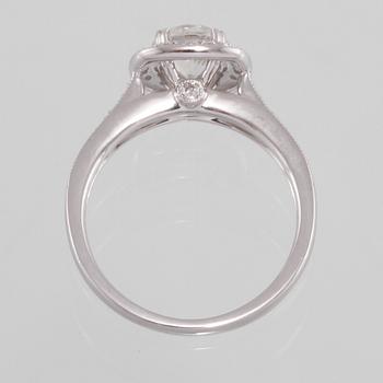 RING, 18K vitguld med briljantslipad diamant 0.95 ct samt små briljantslipade diamanter 0.22 ct. Vikt 4,3 gram.