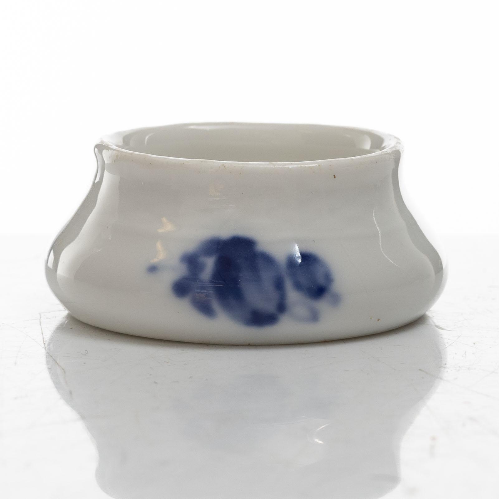 An 85-piece "Blå Blomst' porcelain dinner and cofee service, Royal Copenhagen, Denmark.