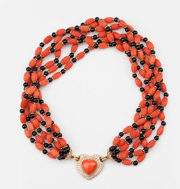 COLLIER med sex rader räfflade korallstavar, onyxkulor samt guldrondeller.