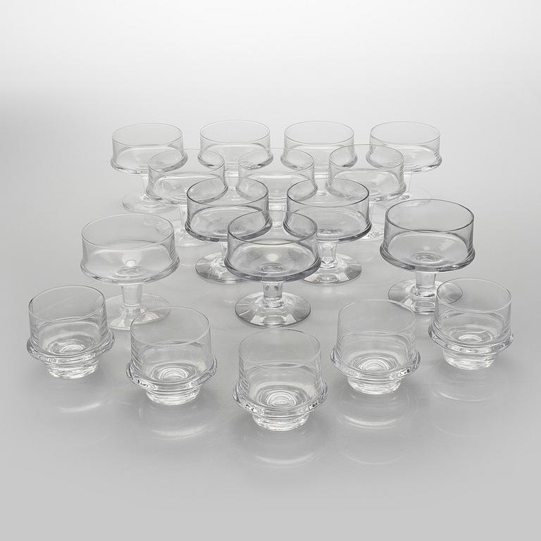 Tapio Wirkkala, jälkiruokamaljoja 12 kpl ja juomalaseja 5 kpl, "Marski" Iittala 1900-luvun toinen puoli.