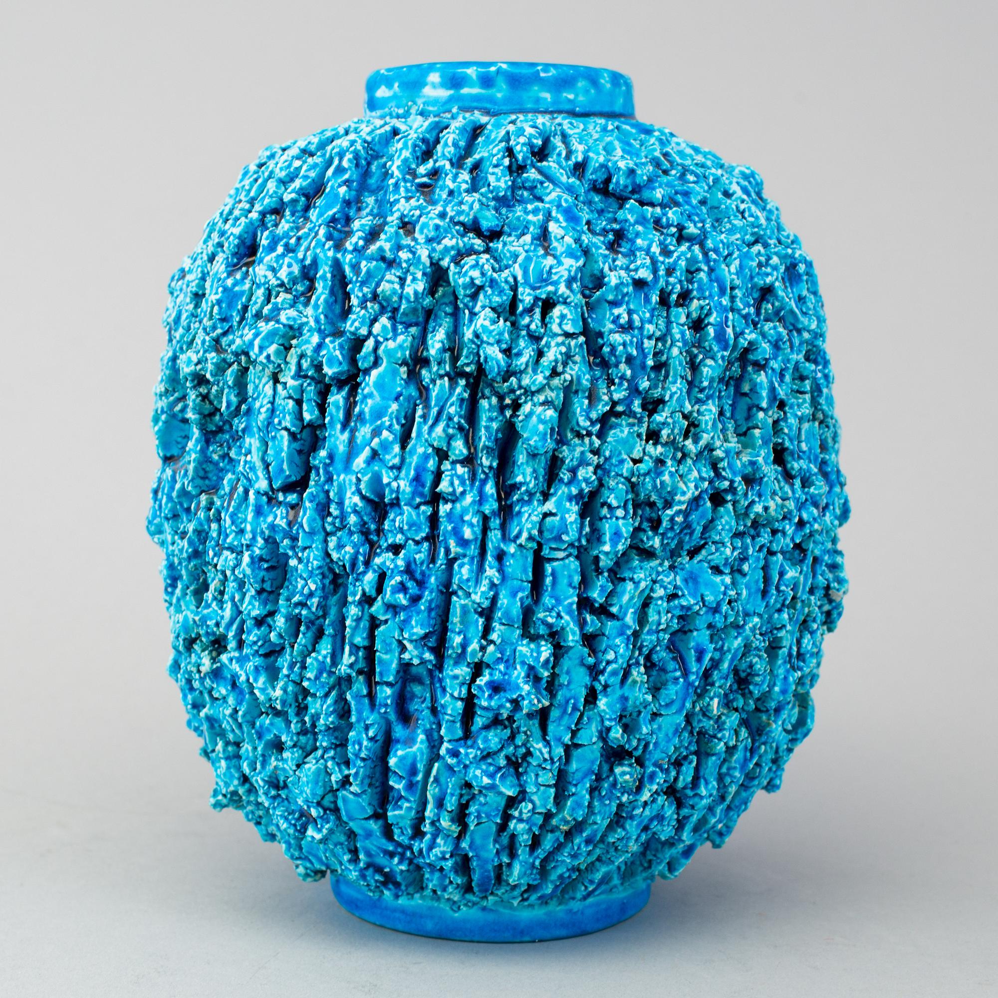 GUNNAR NYLUND, vas av chamotterat stengods, Rörstrand, "Igelkottvasen", formgiven 1936.