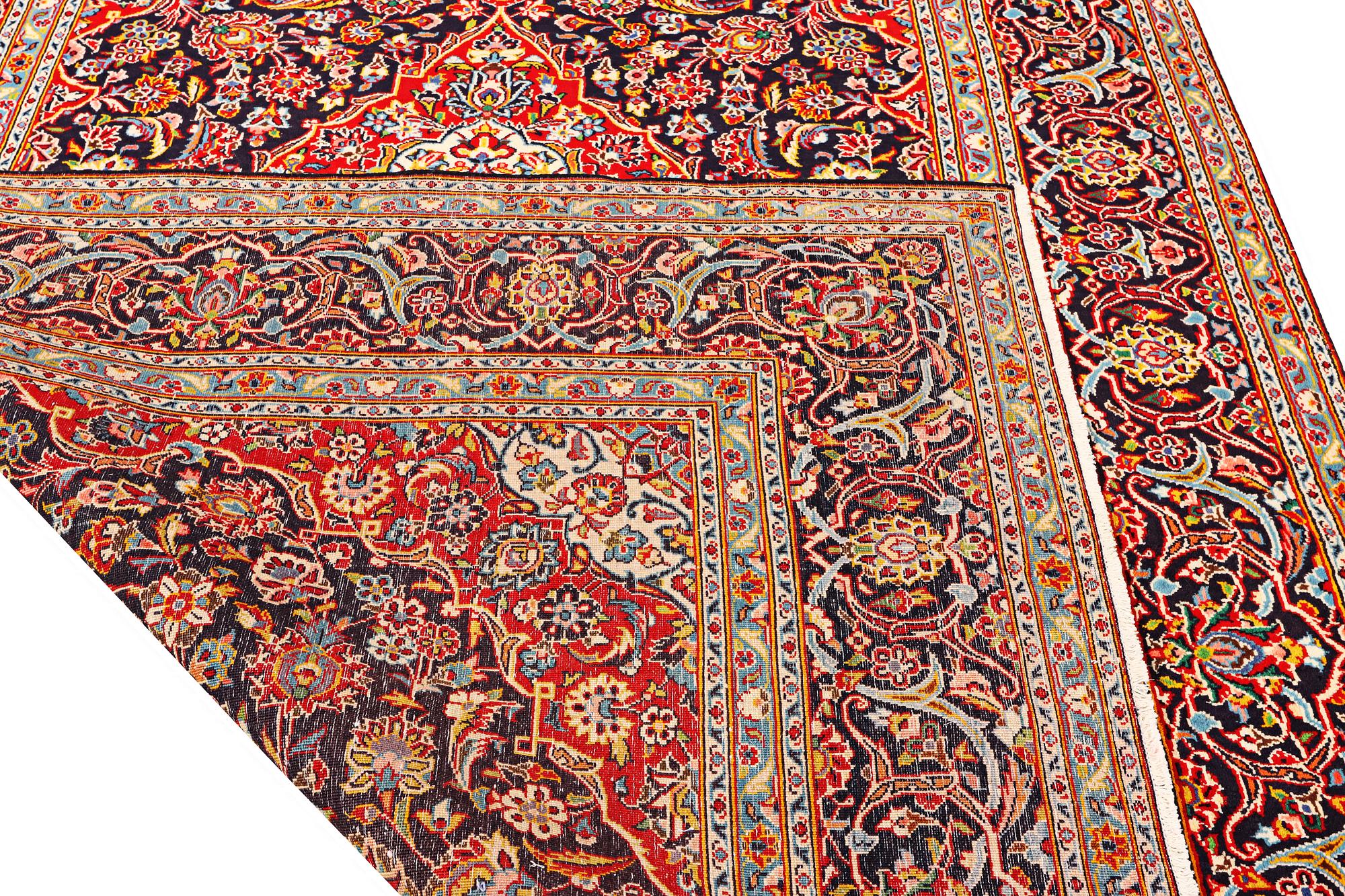 A Mahal carpet, a. 326 x 207 cm.